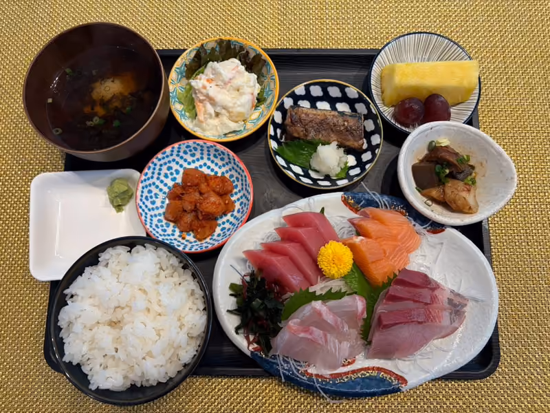 輝の週替わりランチ - お刺身の盛り合わせと小鉢、ご飯、汁物のお盆（一例）