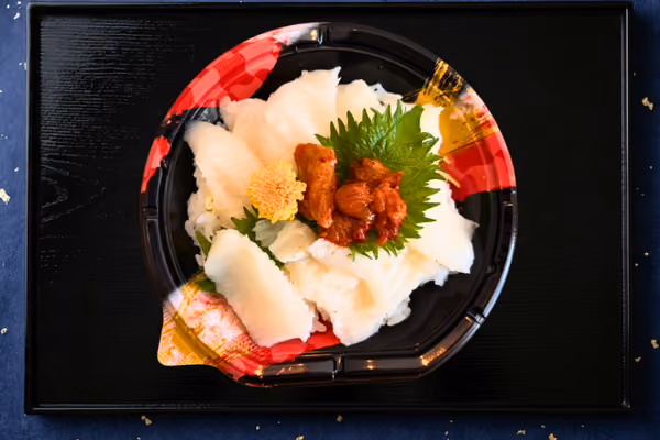 えんがわ三色丼 - えんがわを三色に盛り分けた贅沢な海鮮丼