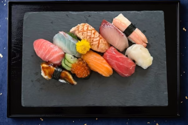 握り寿司盛り合わせ10貫 - 定番から旬のネタまでバランスよく楽しめる10貫