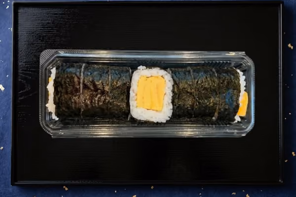 玉子贅沢巻き - 出汁の効いた自家製玉子焼きを豪快に巻いた太巻き