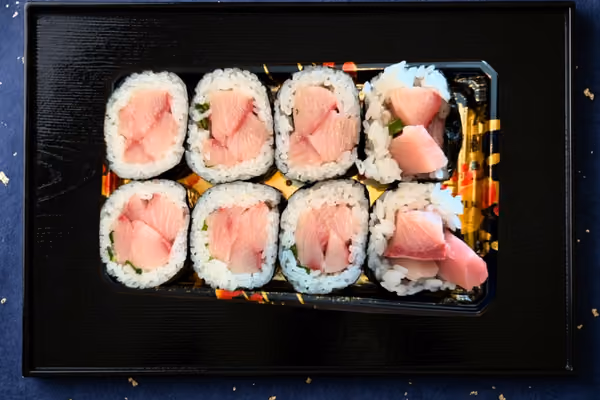 贅沢ぶり太巻き - 脂の乗ったぶりを贅沢に巻き込んだ食べ応えのある太巻き